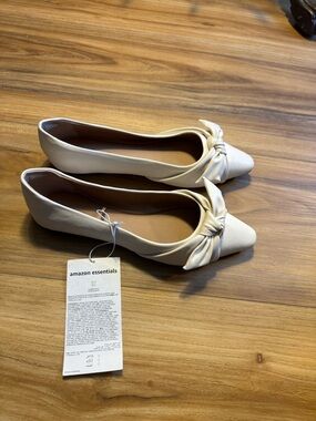 Amazon Essentials Women's Cream Knot-Detail Pointed Toe Flats